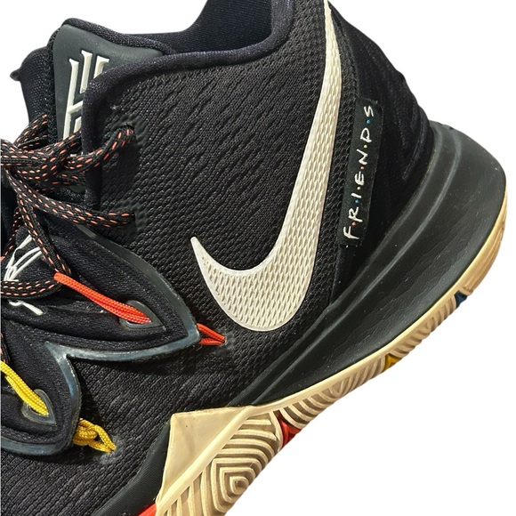 Nike Kyrie FRIENDS size 9 - Picture 3 of 9